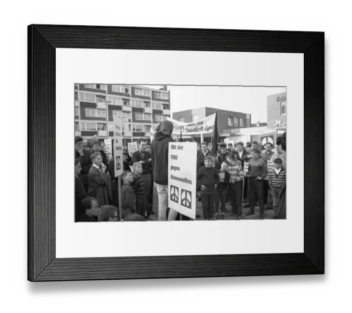 Framed Print : The 1964 Easter March led by the Campaign for Disarmament