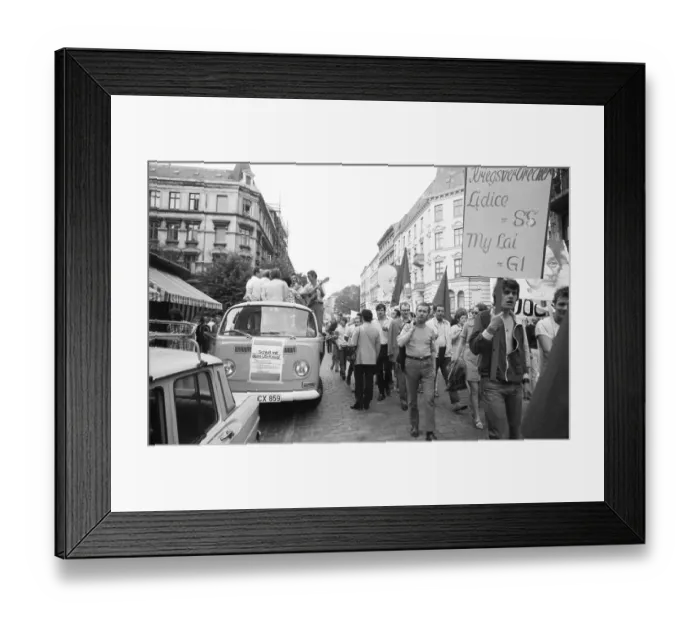 Framed Print : The communist-oriented SDAJ (Socialist Workers Youth of Germany) turned against the US war in 1968 in Hamburg Framed Print : The communist-oriented SDAJ (Socialist Workers Youth of Germany) turned against the US war in 1968 in Hamburg
