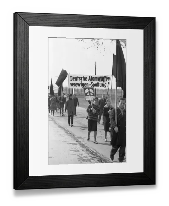 Framed Print : The 1964 Easter March led by the Campaign for Disarmament