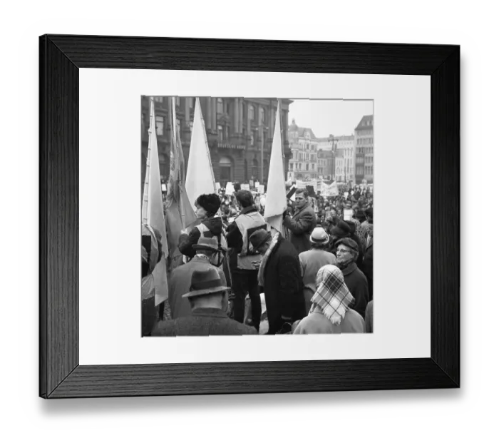 Framed Print : The 1964 Easter March led by the Campaign for Disarmament