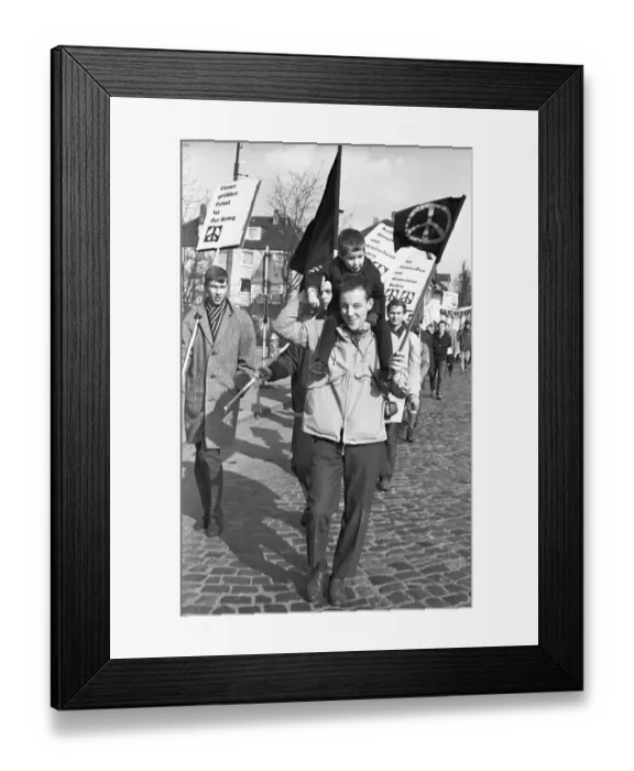 Framed Print : The 1964 Easter March led by the Campaign for Disarmament Framed Print : The 1964 Easter March led by the Campaign for Disarmament