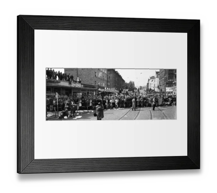 Framed Print : The 2nd meeting of Chancellor Willy Brandt with GDR MP Willi Stoph on 21 May 1971 in Kassel was accompanied by a large Framed Print : The 2nd meeting of Chancellor Willy Brandt with GDR MP Willi Stoph on 21 May 1971 in Kassel was accompanied by a large