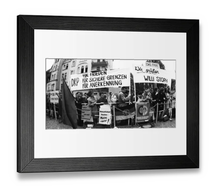 Framed Print : The 2nd meeting of Chancellor Willy Brandt with GDR MP Willi Stoph on 21 May 1971 in Kassel was accompanied by a large