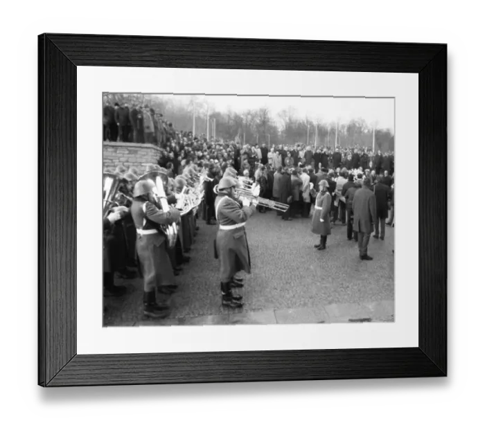 Framed Print : The first meeting of Willy Brandt (Chancellor of the FRG) and Willi Stoph (MP of the GDR)