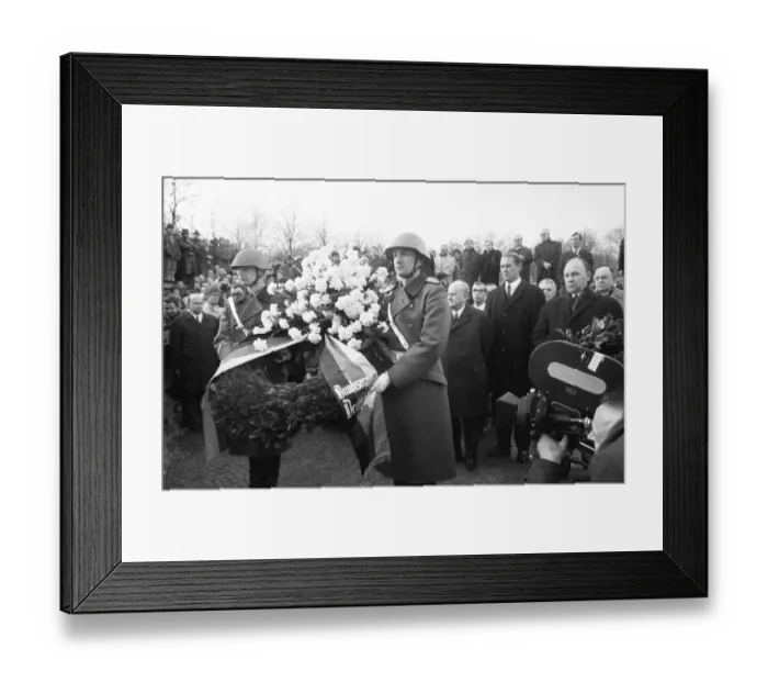 Framed Print : The first meeting of Willy Brandt (Chancellor of the FRG) and Willi Stoph (MP of the GDR)