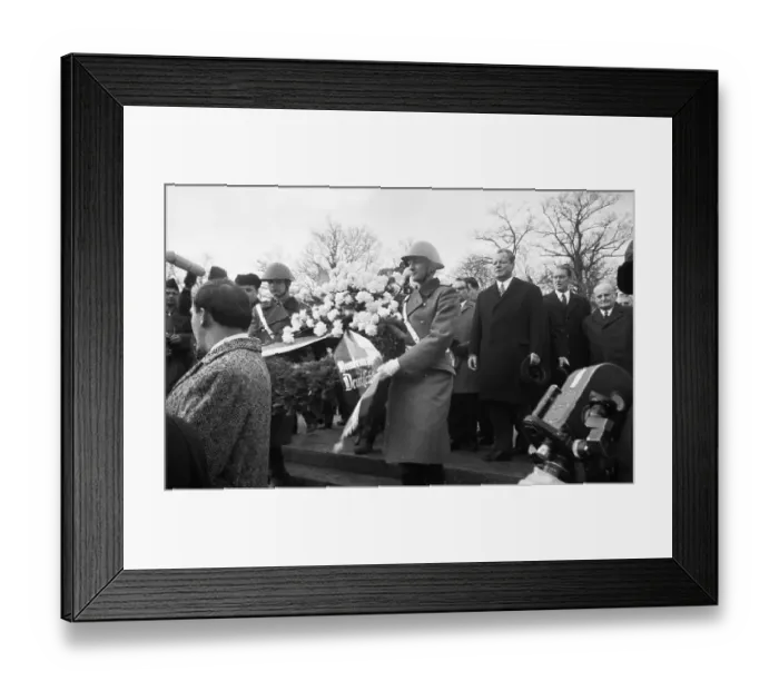 Framed Print : The first meeting of Willy Brandt (Chancellor of the FRG) and Willi Stoph (MP of the GDR)