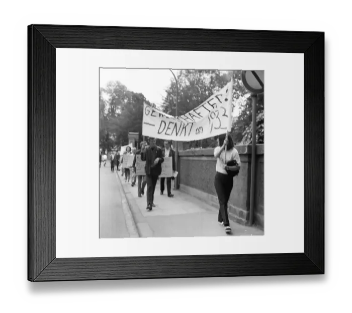 Framed Print : The peace movement, here on 9. 6 Framed Print : The peace movement, here on 9. 6