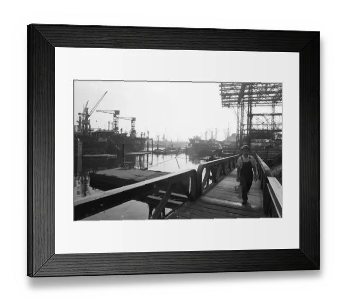 Framed Print : Work at the Port of Hamburg and Howaldtswerke Hamburg