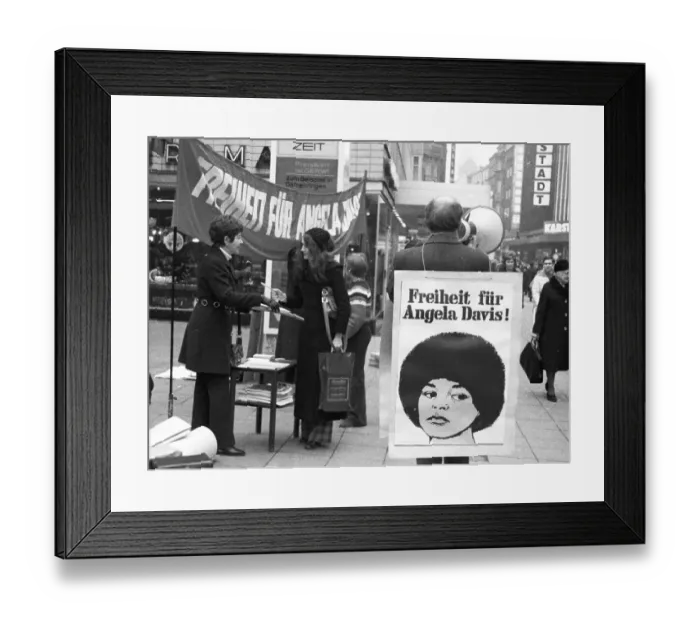 Framed Print : Collection of signatures and protest for the release of US-saenger Angela Davis on 22 Framed Print : Collection of signatures and protest for the release of US-saenger Angela Davis on 22