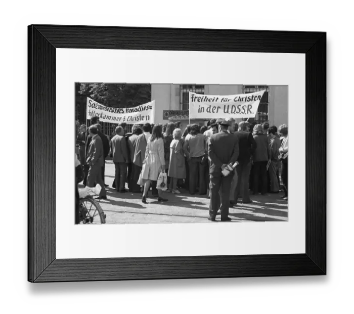 Framed Print : On the arrival of the Soviet head of state and party Leonid Brezhnev by Willy Brandt on 18