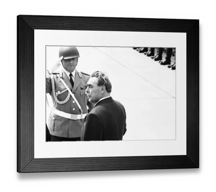 Framed Print : On the arrival of the Soviet head of state and party Leonid Brezhnev by Willy Brandt on 18