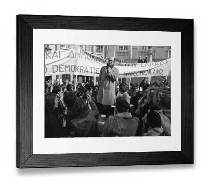 Framed Print : Greeks and Germans demonstrated in Bonn on 10
