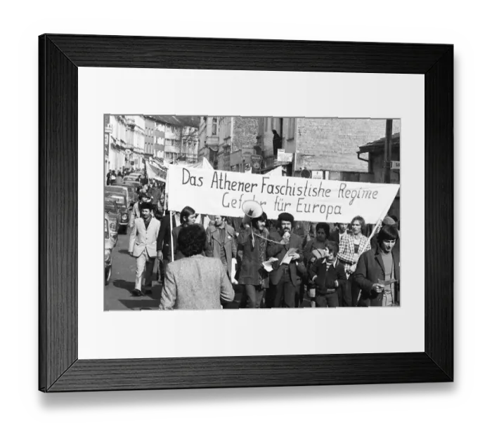 Framed Print : Greeks and Germans demonstrated in Bonn on 10