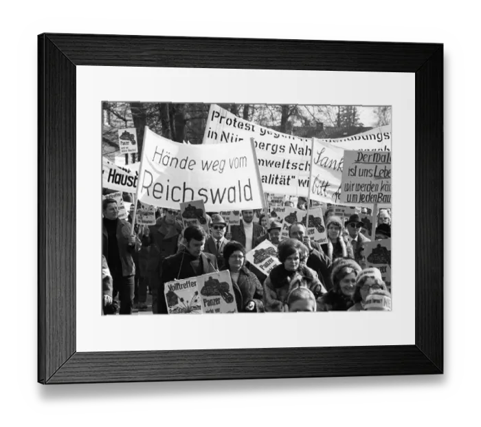 Framed Print : Several hundred citizens from Nuremberg