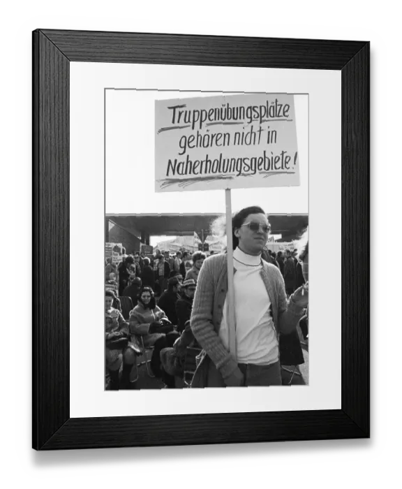 Framed Print : Several hundred citizens from Nuremberg Framed Print : Several hundred citizens from Nuremberg