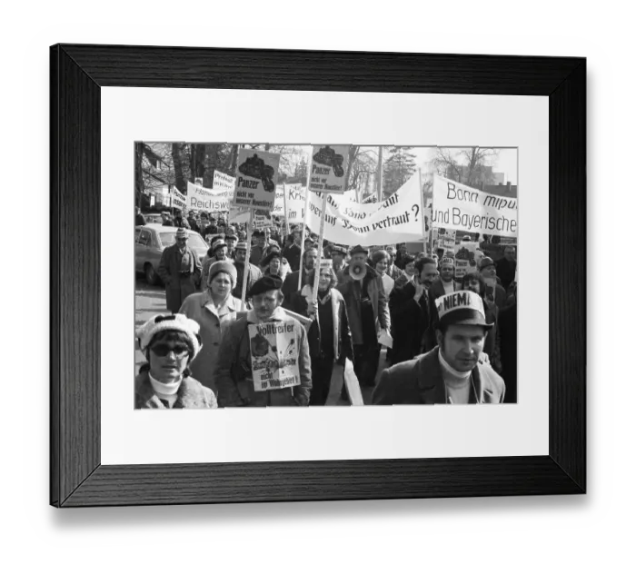 Framed Print : Several hundred citizens from Nuremberg Framed Print : Several hundred citizens from Nuremberg