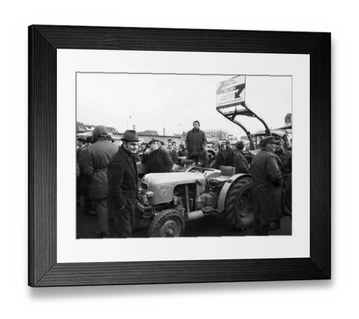 Framed Print : With tractors, more than 1000 farmers came to Bonn for a demonstration on 11 Framed Print : With tractors, more than 1000 farmers came to Bonn for a demonstration on 11