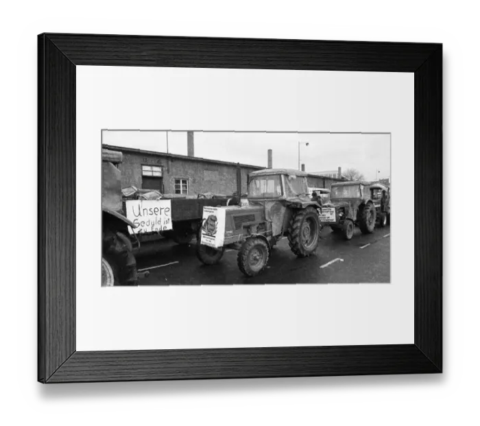 Framed Print : With tractors, more than 1000 farmers came to Bonn for a demonstration on 11