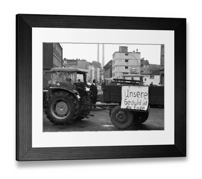 Framed Print : With tractors, more than 1000 farmers came to Bonn for a demonstration on 11