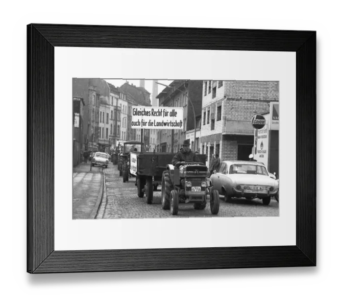Framed Print : With tractors, more than 1000 farmers came to Bonn for a demonstration on 11 Framed Print : With tractors, more than 1000 farmers came to Bonn for a demonstration on 11