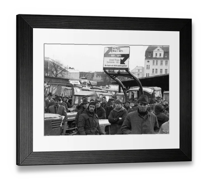 Framed Print : With tractors, more than 1000 farmers came to Bonn for a demonstration on 11