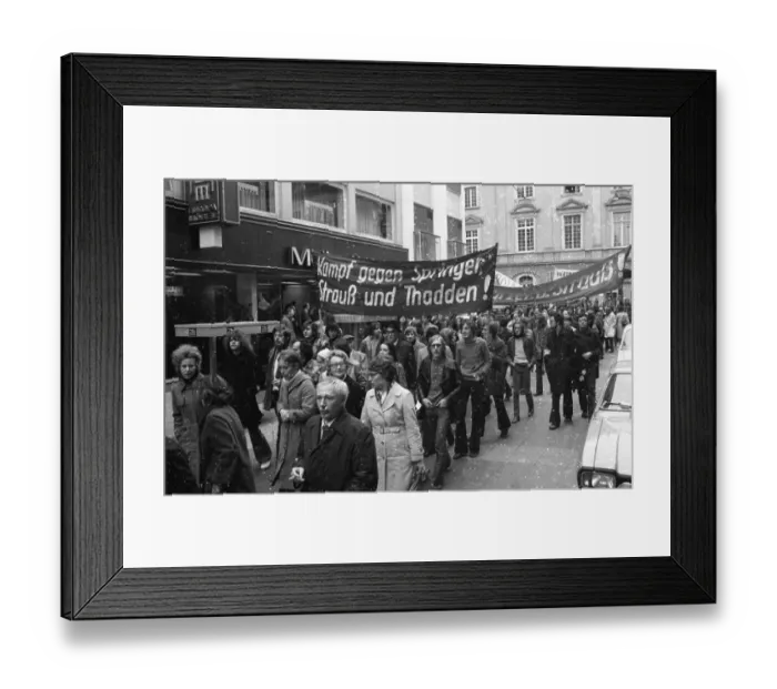 Framed Print : Several thousand demonstrators came to Bonn Framed Print : Several thousand demonstrators came to Bonn