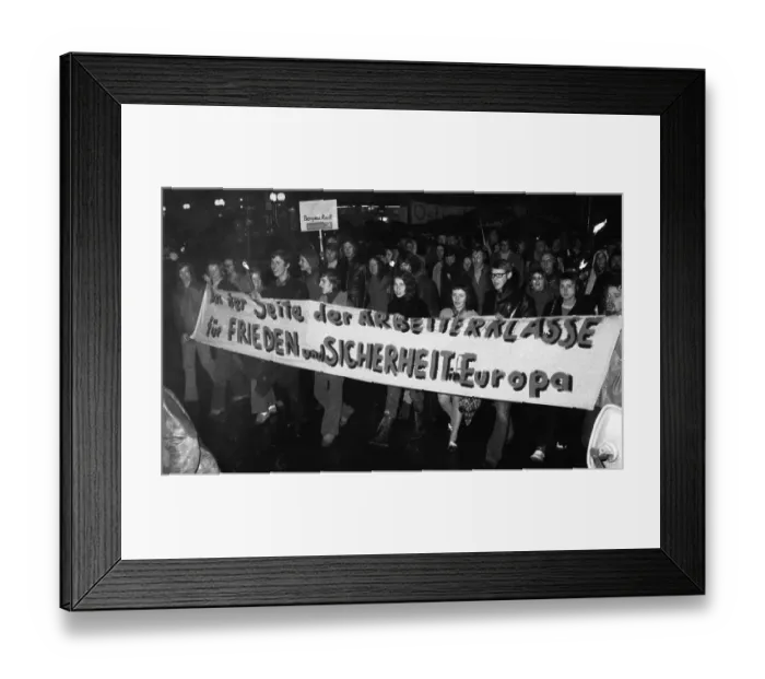 Framed Print : Supporters and friends of the SPD / FDP government coalition demonstrated in Bonn on 26 April 1972 with a torchlight Framed Print : Supporters and friends of the SPD / FDP government coalition demonstrated in Bonn on 26 April 1972 with a torchlight