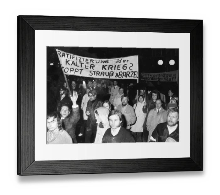 Framed Print : Supporters and friends of the SPD / FDP government coalition demonstrated in Bonn on 26 April 1972 with a torchlight Framed Print : Supporters and friends of the SPD / FDP government coalition demonstrated in Bonn on 26 April 1972 with a torchlight