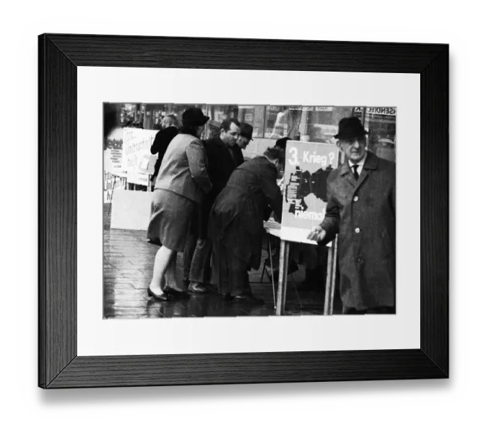 Framed Print : In support of the ratification of the East German treaties by the SPD / FDP coalition