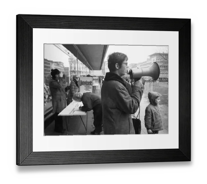 Framed Print : In support of the ratification of the East German treaties by the SPD / FDP coalition Framed Print : In support of the ratification of the East German treaties by the SPD / FDP coalition