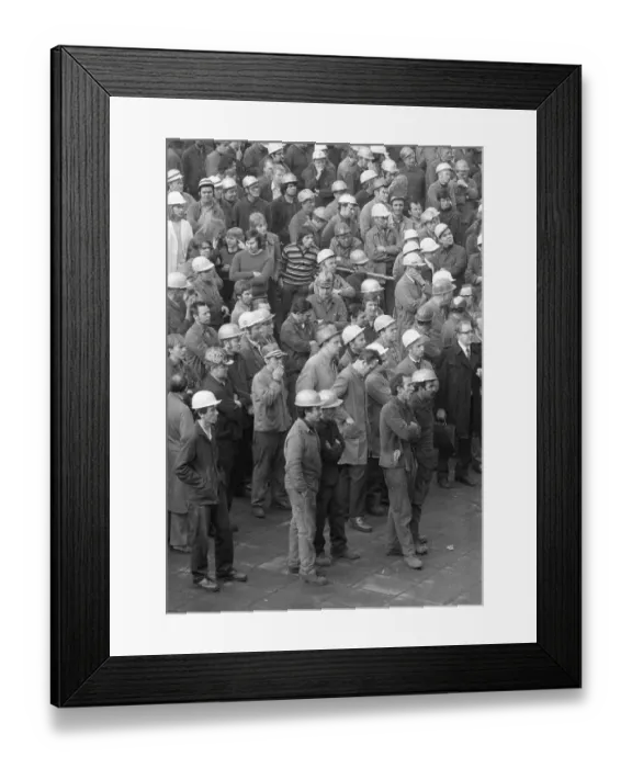 Framed Print : 2000 steelworkers of the Henrichshuette in Hattingen demonstrated on 29 Framed Print : 2000 steelworkers of the Henrichshuette in Hattingen demonstrated on 29