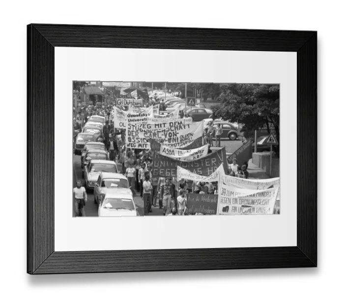 Framed Print : Several thousand students, called by their association the Verband deutscher Studentenschaften (VDS)