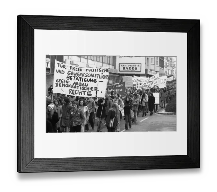 Framed Print : Several thousand pupils