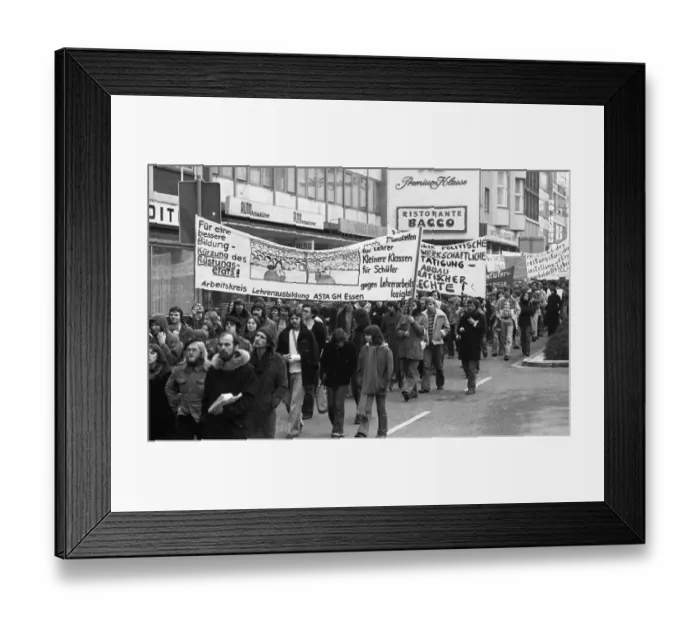 Framed Print : Several thousand pupils Framed Print : Several thousand pupils