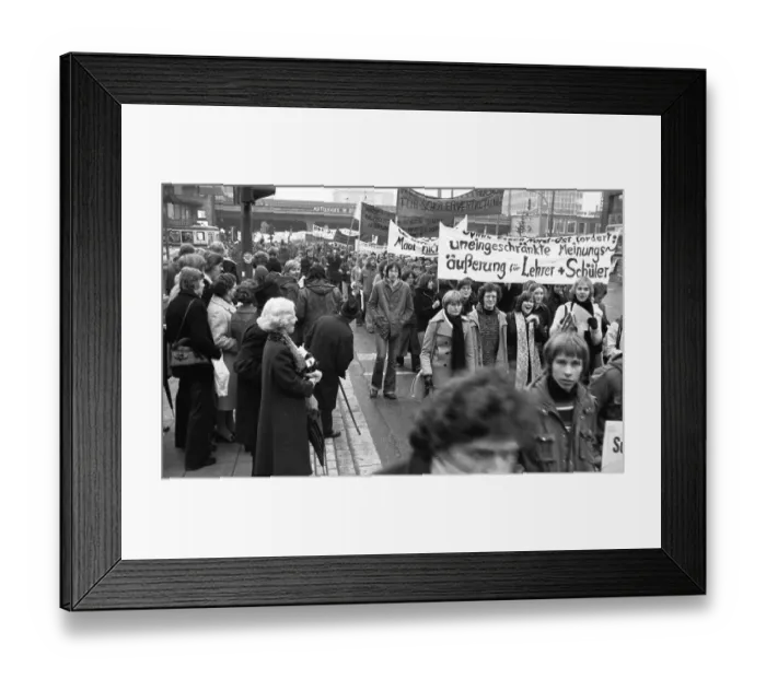 Framed Print : Several thousand pupils