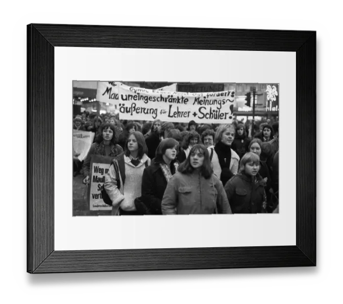 Framed Print : Several thousand pupils