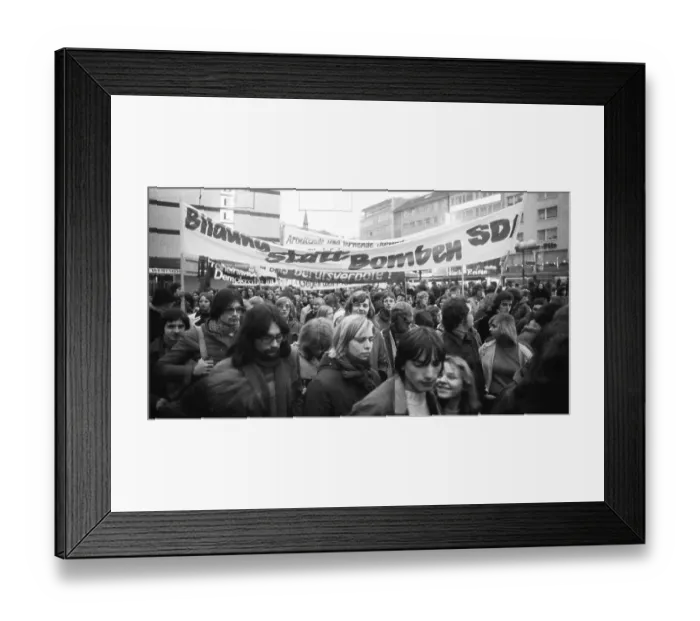 Framed Print : Several thousand pupils Framed Print : Several thousand pupils