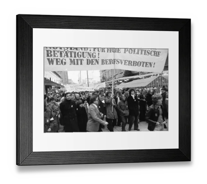 Framed Print : Several thousand pupils