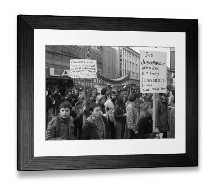 Framed Print : Young people demonstrated for a free youth centre in Hagen Framed Print : Young people demonstrated for a free youth centre in Hagen