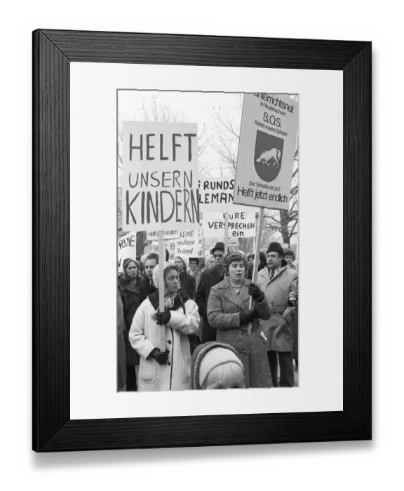 Framed Print : Parents and pupils demonstrated together for more teachers and against the Radical Decree in front of the New Town Hall
