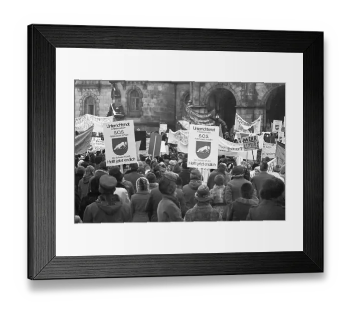 Framed Print : Parents and pupils demonstrated together for more teachers and against the Radical Decree in front of the New Town Hall