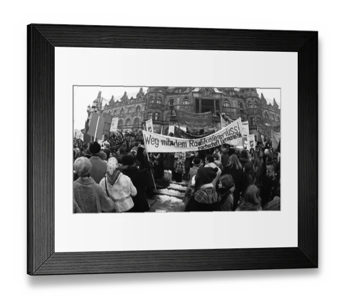 Framed Print : Parents and pupils demonstrated together for more teachers and against the Radical Decree in front of the New Town Hall