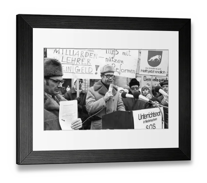 Framed Print : Parents and pupils demonstrated together for more teachers and against the Radical Decree in front of the New Town Hall Framed Print : Parents and pupils demonstrated together for more teachers and against the Radical Decree in front of the New Town Hall