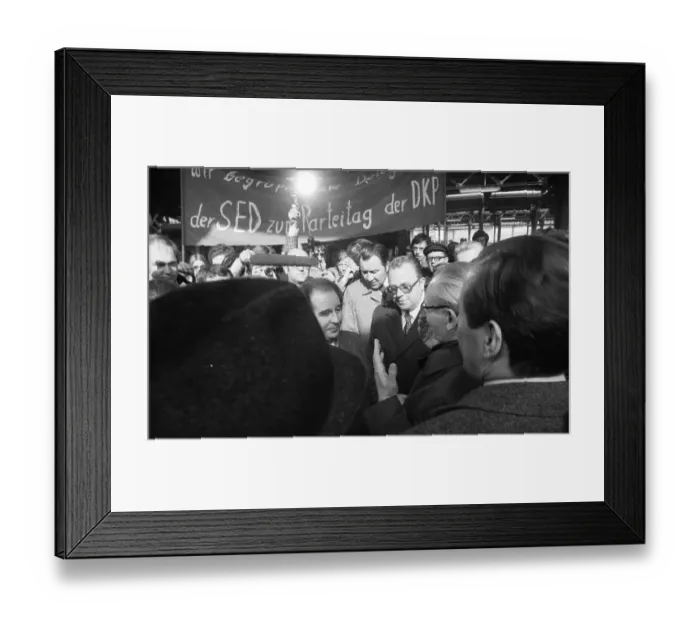 Framed Print : DKP functionaries received a delegation from the Central Committee of the SED on 18 March 1976 on the platform of Framed Print : DKP functionaries received a delegation from the Central Committee of the SED on 18 March 1976 on the platform of