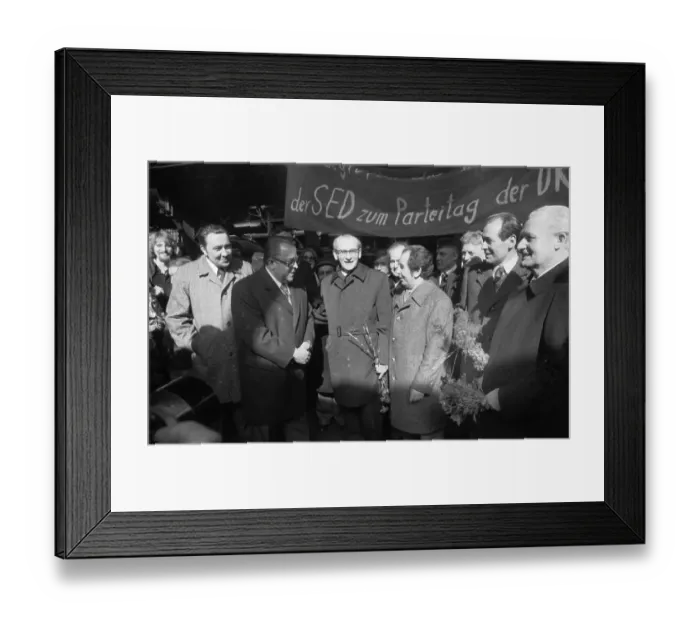 Framed Print : DKP functionaries received a delegation of the Central Committee of the SED on 18 March 1976 on the platform of Framed Print : DKP functionaries received a delegation of the Central Committee of the SED on 18 March 1976 on the platform of