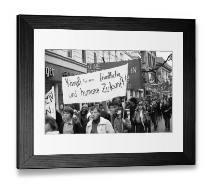 Framed Print : Thousands of mainly young people demonstrated for disarmament in East and West
