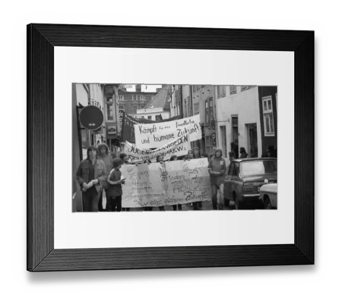 Framed Print : Thousands of mainly young people demonstrated for disarmament in East and West
