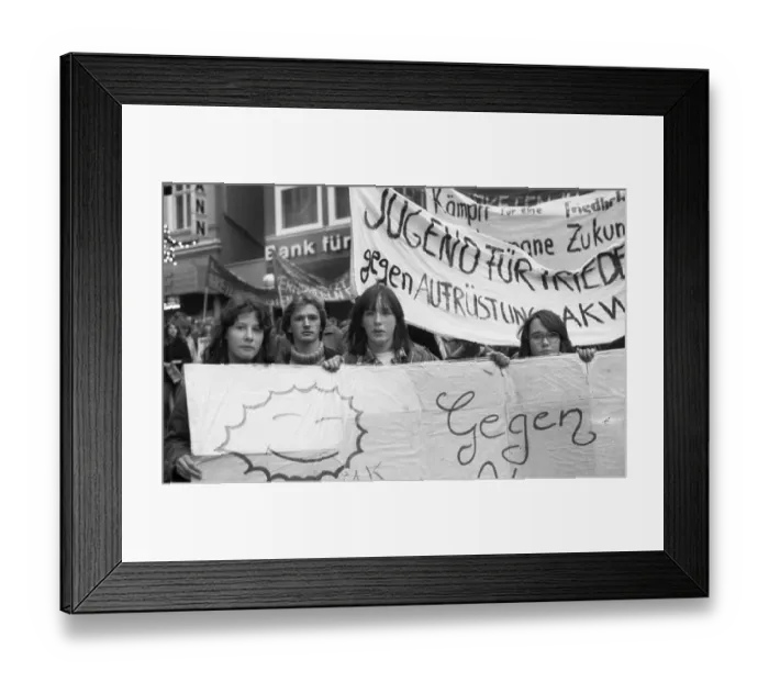 Framed Print : Thousands of mainly young people demonstrated for disarmament in East and West