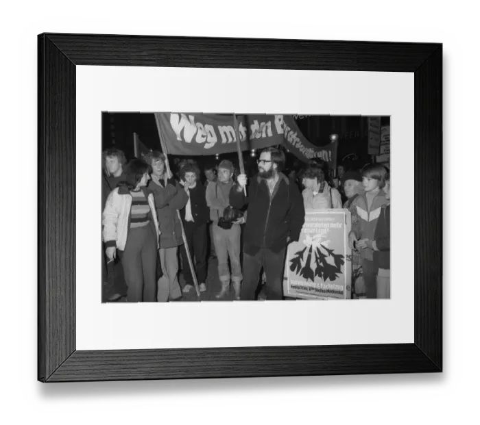Framed Print : Thousands of mainly young people demonstrated for disarmament in East and West