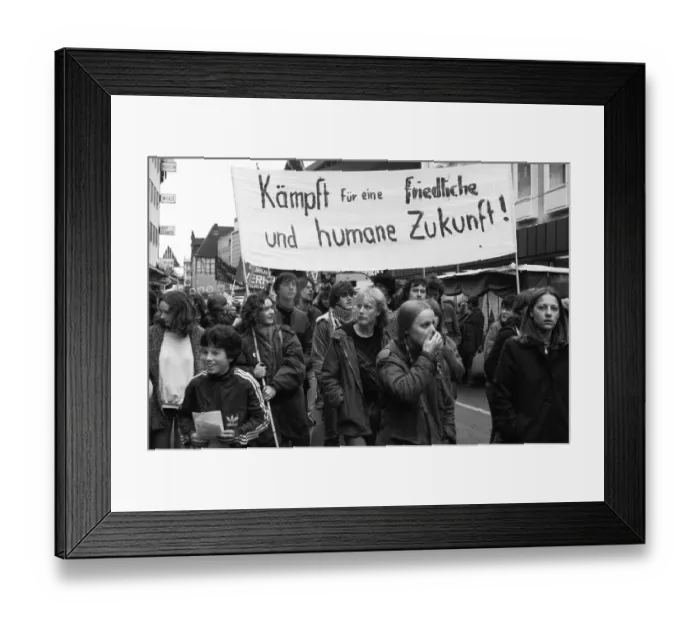 Framed Print : Thousands of mainly young people demonstrated for disarmament in East and West